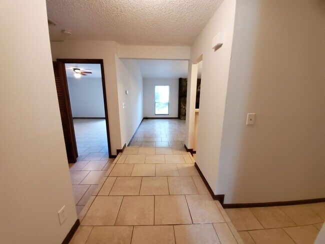 Foto del edificio - Spacious 3 bedroom/2bath/2 car garage in Lake Sarasota - Coming February