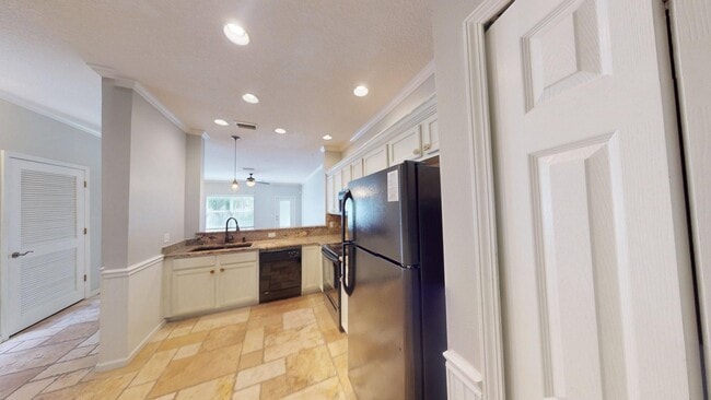 Building Photo - 2 BR 2 BA  TOWNHOME  -    Southern Creek S...