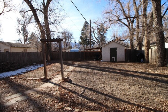 Building Photo - Adorable 3bdrm Downtown Bungalow.   Move in special----half off the first 2 months!!!!