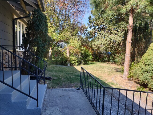 Foto del edificio - Single-Story Gardener's Dream Home Located...