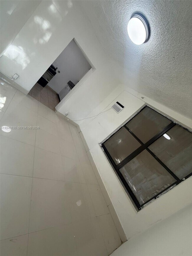 Foto del edificio - 14800 NW 2nd Ave