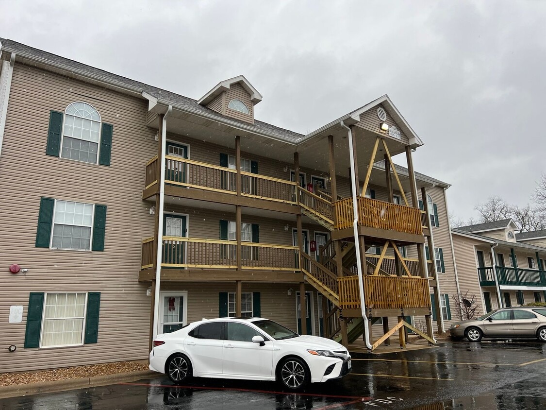 Primary Photo - 680 Fall Creek Dr