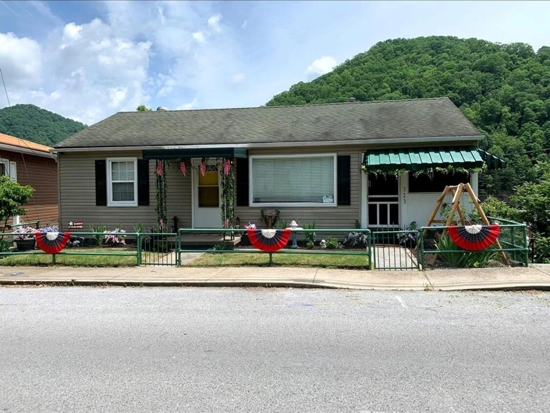 Primary Photo - 4 Bedroom Duplex in Mullens