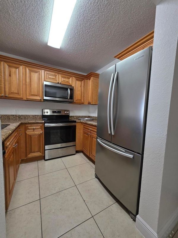Building Photo - 1484 Lake Crystal Dr