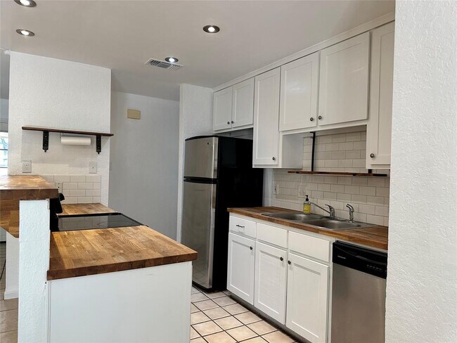 Building Photo - 1009 Serenada Dr