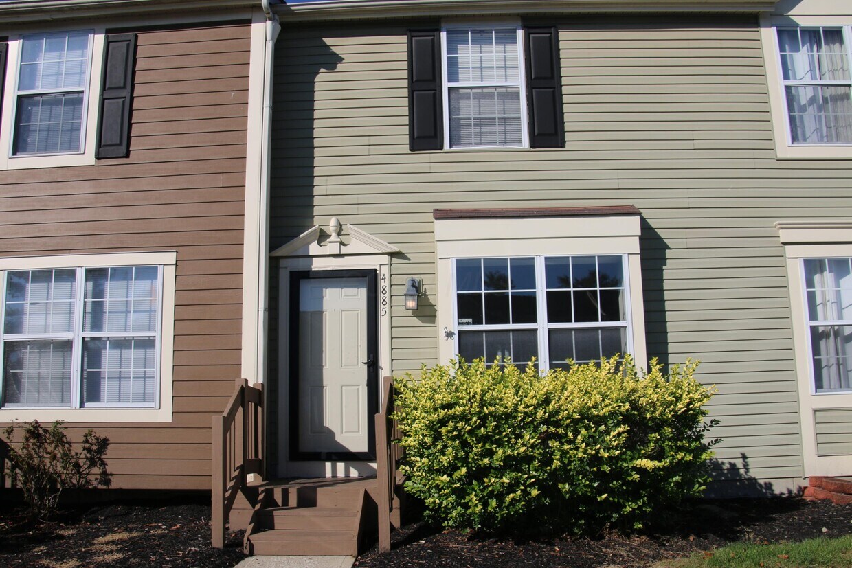 Foto principal - 4885 Stoneybrook Blvd