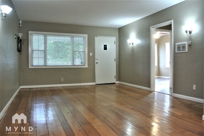 Foto del edificio - 2141 Royal Oaks Dr