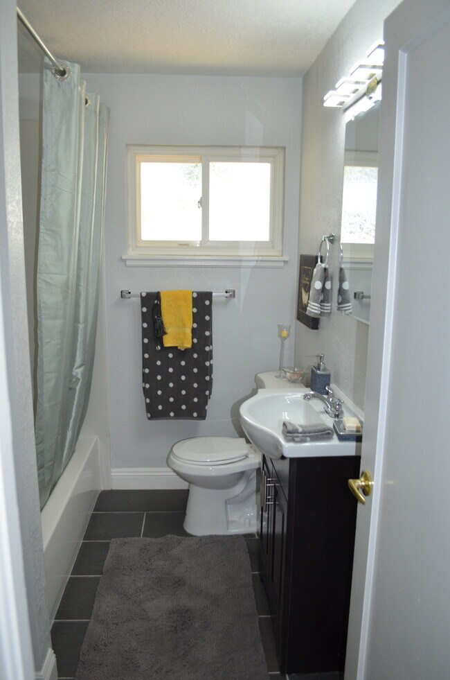 Baño de invitados - 2355 Geraldine Dr