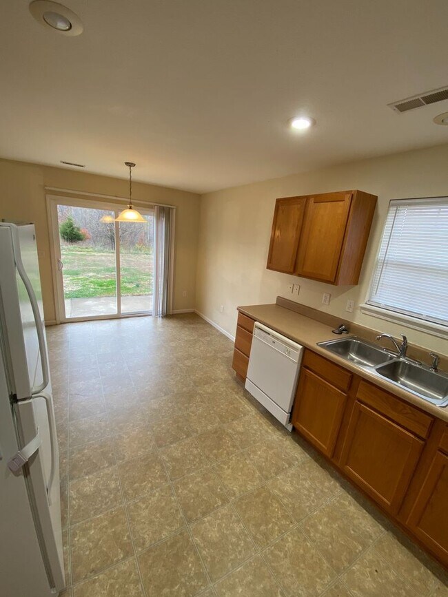 Foto del edificio - Beautiful 3 Bedroom, 2 Bathroom Home