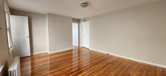 Building Photo - 216 Elm St