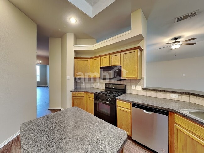 Building Photo - 2430 Fieldcrest Dr