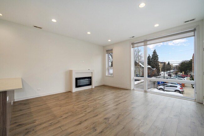 Building Photo - 4119 N Narragansett Ave