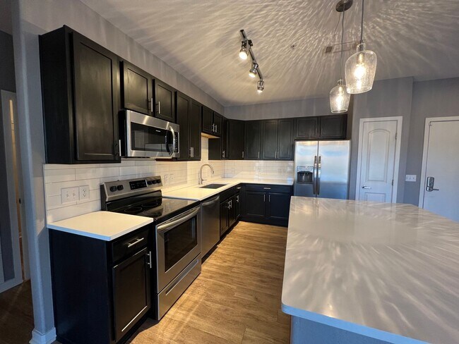 Foto del edificio - Incredible First Floor Corner Loft at Via ...