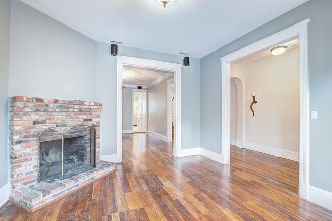Building Photo - Spacious Three Bedroom + Den in Columbia Heights! Parking Included!