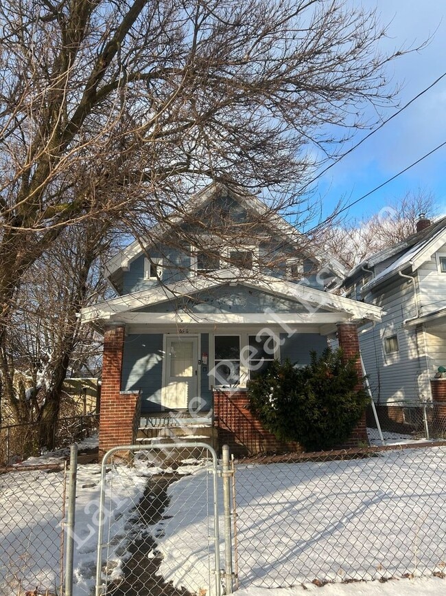 Foto del edificio - 1656 Macomber St