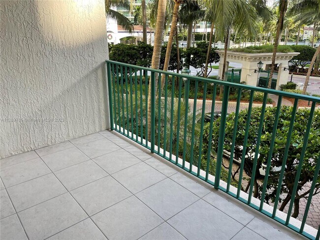 Foto del edificio - 20000 E Country Club Dr