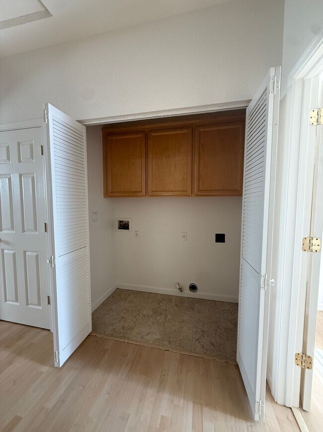 Foto del edificio - 3 Bed | 2 Bath | 1375 SF | 2 Car garage | Single Story  | Tenant pays $175 for WS&G