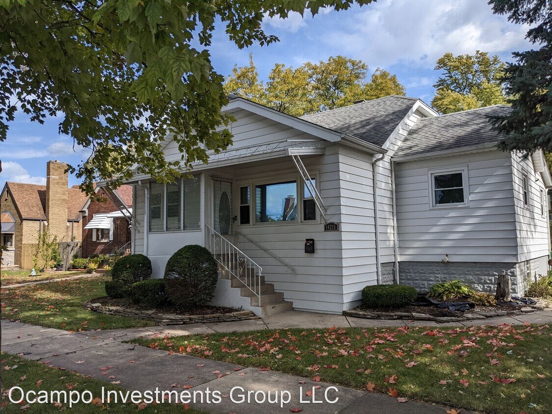 Foto principal - 3 br, 1 bath House - 14215 S. Green Bay Ave.