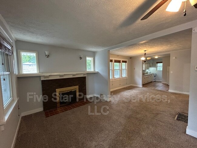 Building Photo - 207 E Spruce St