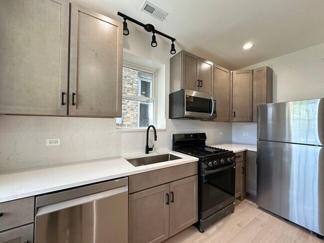 Foto del edificio - 2943 N Gresham Ave