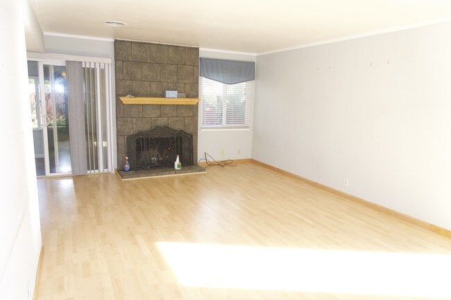 Foto del edificio - 730 Monica Ln