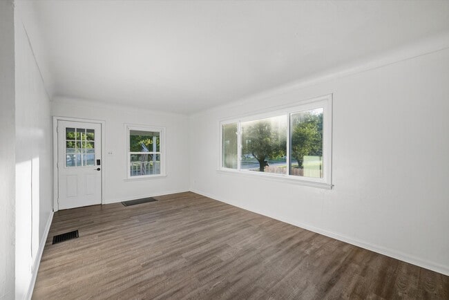 Building Photo - 3148 Glanzman Rd
