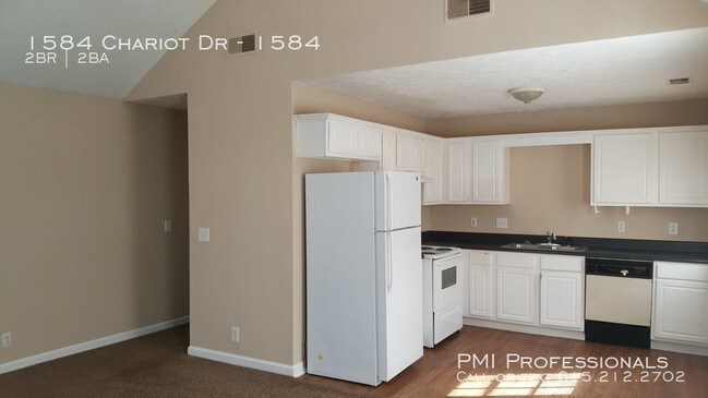 Building Photo - Ready Now! 2 Bedroom Duplex on 1 Level!