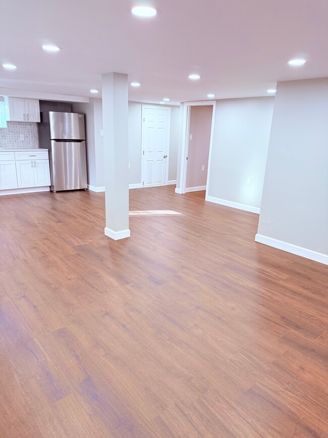 Building Photo - 692 Day Ave