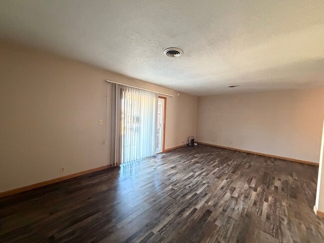 Building Photo - Available Now!! 1 Bedroom, 1 Bath Upper Level Remodeled Apartment for Rent!!