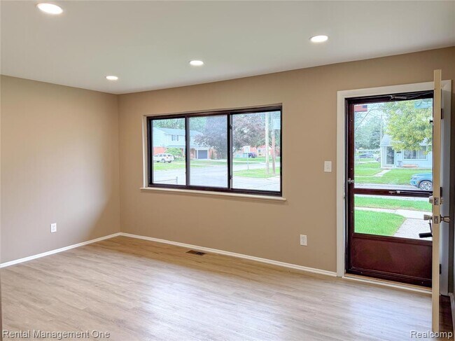 Foto del edificio - 34381 Rosslyn St