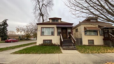 Building Photo - 444 W 98th St