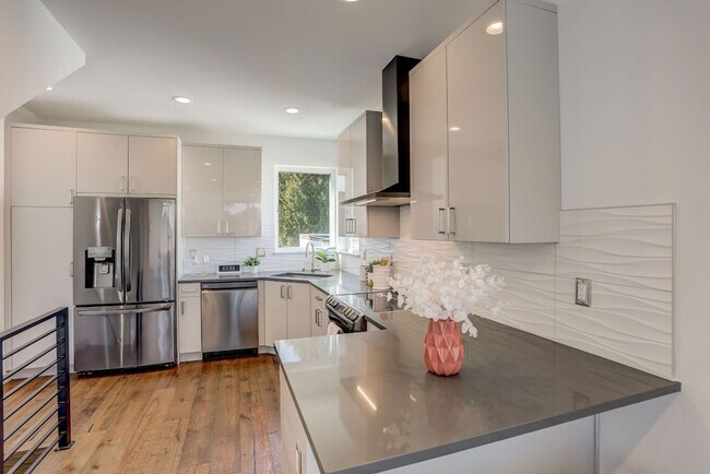 Foto del edificio - Modern 3-bedroom, 2-bathroom Townhome! Ava...