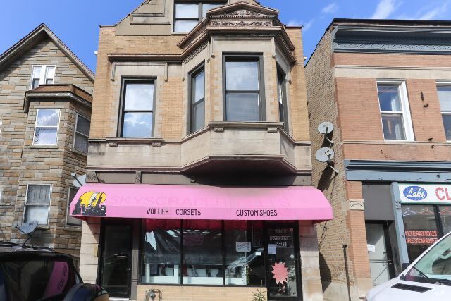 Building Photo - 2202 W Belmont Ave