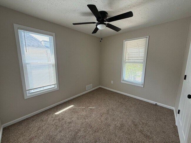 Foto del edificio - Renovated 5-Bedroom Home – We Welcome Sect...