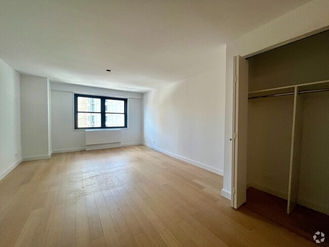 Building Photo - 222 E 39th St