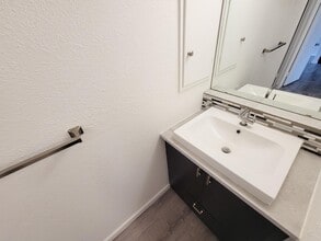 Building Photo - 1418 Vermont St