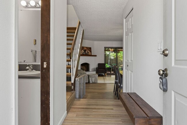 Building Photo - Charming West Side Townhome in Fort Collins