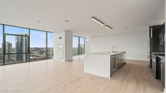 Building Photo - 3 br, 2 bath Condo - 330 W Illinois St,