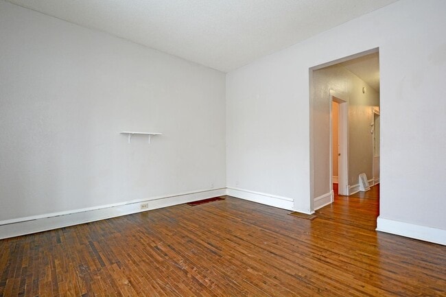 Building Photo - 3-Bedroom 1-Bathroom Unit Available Now in Minneapolis!