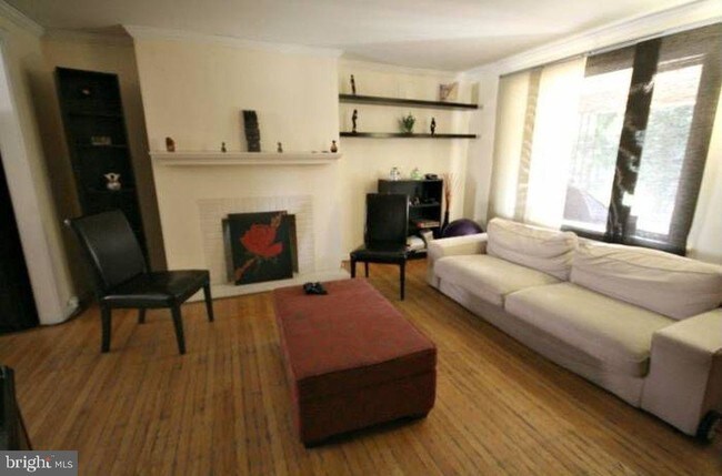 Foto del edificio - 6621 Lotus Rd