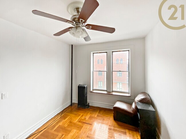 Foto del edificio - 1489 E 8th St