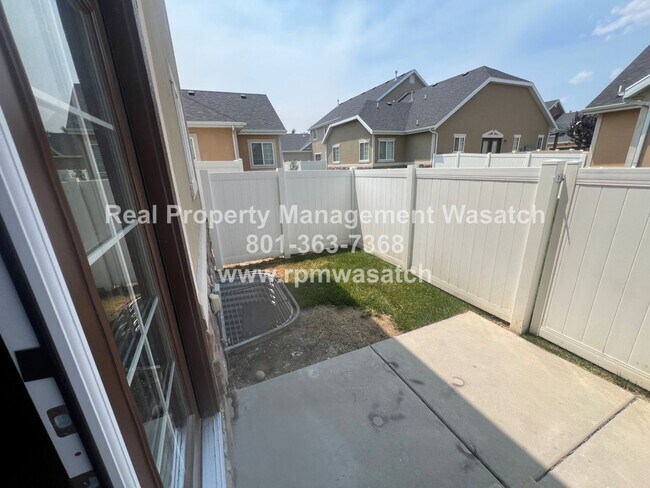Foto del edificio - Come See this Beautiful, Recently Remodeled 3 Bedroom, 2.5 Bathroom Draper Town Home With HALF OF...