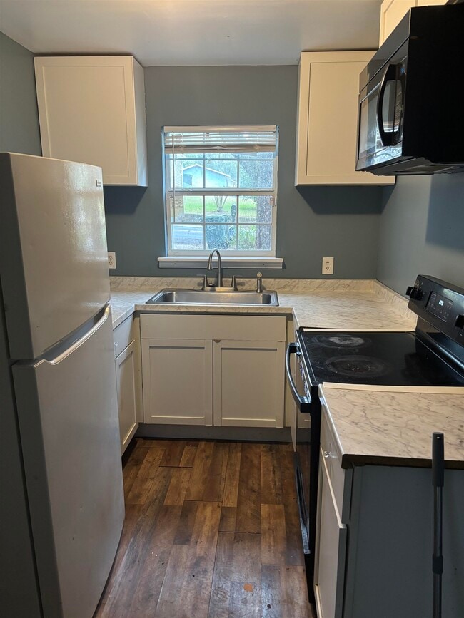 Building Photo - 2406 Country Club Dr