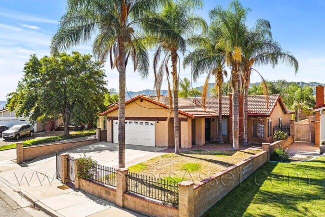 Building Photo - Stunning 3 Bed/2 Bath Home In Lake Elsinore!