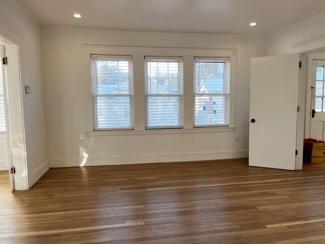 Building Photo - Spacious 3-Bedroom Apartment in Dorchester...