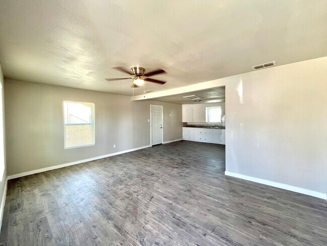 Foto del edificio - 2 Bedroom Home at Parkway and Cherry Point!