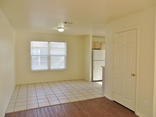 Building Photo - 2 Bedroom 2 Bathroom Unit In Georgetown