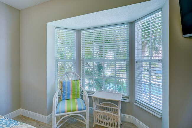 Building Photo - 391 NE Plantation Rd