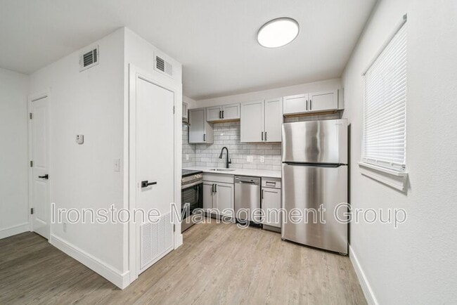 Foto del edificio - 3165 E 49th St