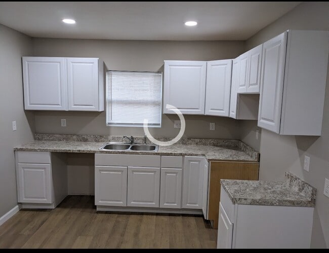 Building Photo - 2426 Highland Dr